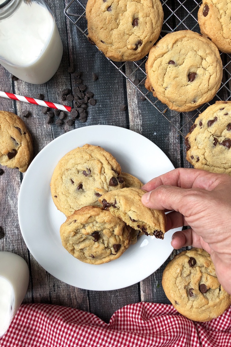 THE BEST CHOCOLATE CHIP COOKIES