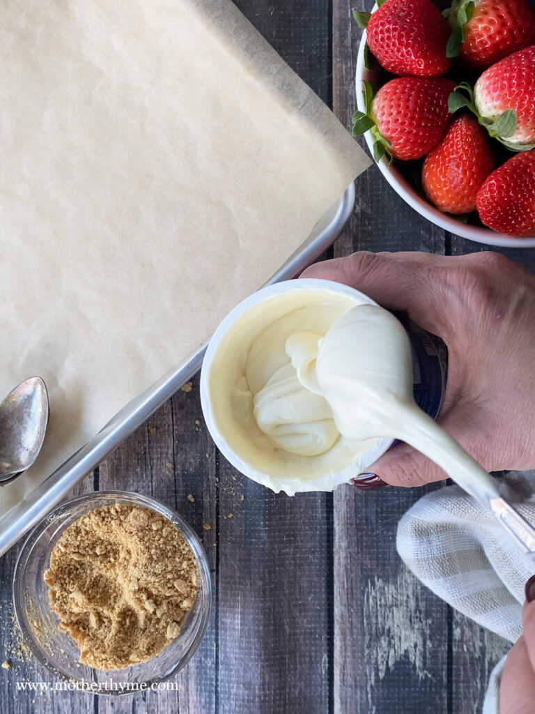 Easy Cheesecake Dipped Strawberries